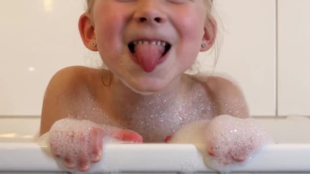 Menina Tomando Banho Espuma — Vídeo de Stock