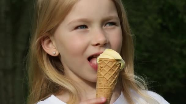 Fille Manger Cône Crème Glacée Dans Parc — Video