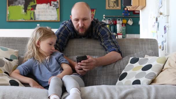 Babası Kızına Telefonu Nasıl Kullanacağını Öğretiyor — Stok video
