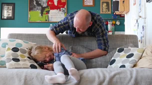 Baba Evdeki Kanepede Kızını Gıdıklıyor — Stok video