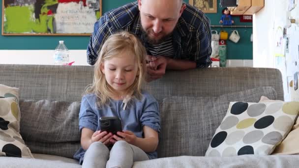Telefonunda Babasına Bir Şey Gösteren Bir Kız — Stok video