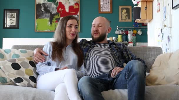 Mladá Rodina Sedí Pohovce Mluví Doma — Stock video
