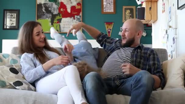 Ung Lycklig Familj Umgås Hemma — Stockvideo
