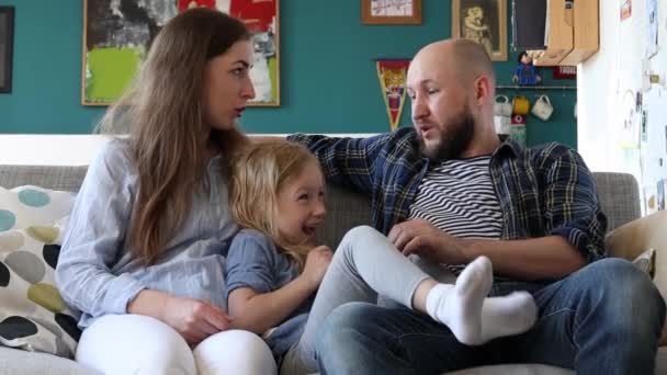 Νεαρή Ευτυχισμένη Οικογένεια Περνούν Χρόνο Μαζί Στο Σπίτι — Αρχείο Βίντεο