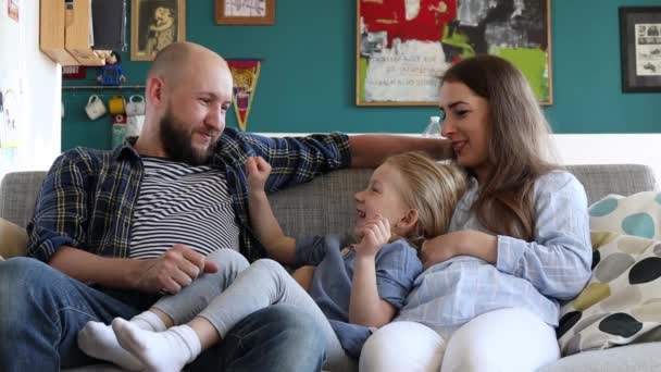 Genç Mutlu Aile Evde Birlikte Vakit Geçiriyor — Stok video