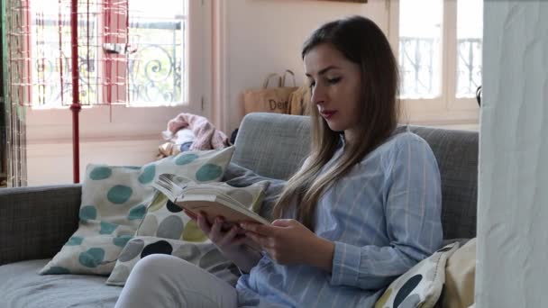 Жінка Читає Книгу Сидячи Дивані — стокове відео