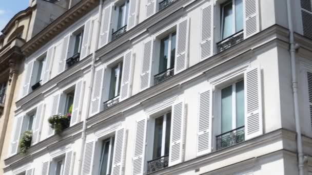 Вид Красивые Дома Парижа Глазами Прохожего — стоковое видео