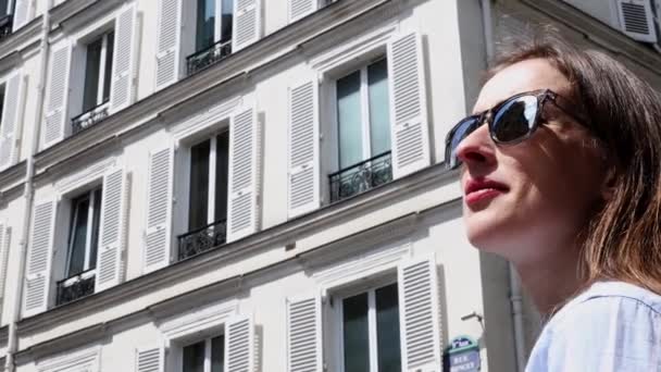 Kvinna Beundrar Arkitekturen Paris — Stockvideo