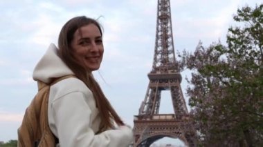 Sırt çantalı kadın Paris 'in güzelliklerine hayran.