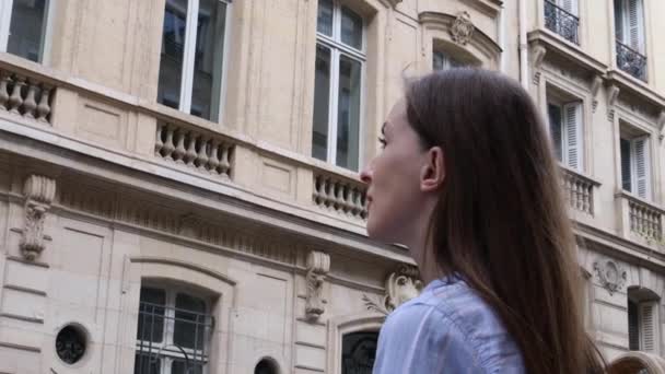 Жінка Дивиться Старий Будинок Красивою Архітектурою — стокове відео