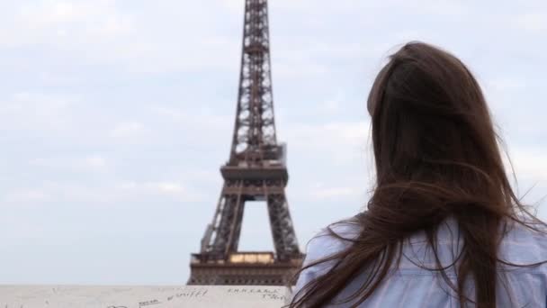 Kobieta Patrząc Wieży Eiffla — Wideo stockowe