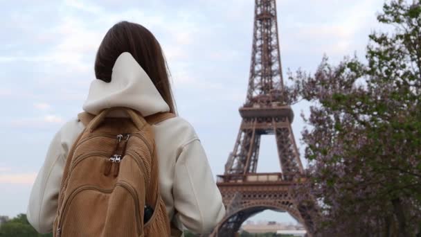 Νεαρή Γυναίκα Στέκεται Μπροστά Στον Πύργο Του Άιφελ — Αρχείο Βίντεο