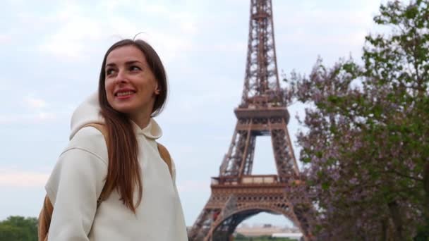 Mulher Com Uma Mochila Admira Belezas Paris — Vídeo de Stock