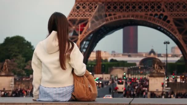 Mujer Joven Sentada Frente Torre Eiffel — Vídeo de stock