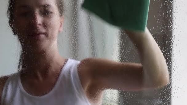 Ung Kvinna Gör Städning Rengör Fönstret — Stockvideo