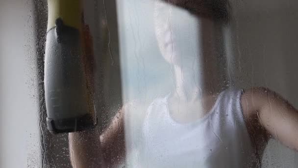 Junge Frau Macht Hausarbeit Putzt Fenster — Stockvideo