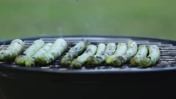 グリルでアスパラガスを調理する女性 — ストック動画