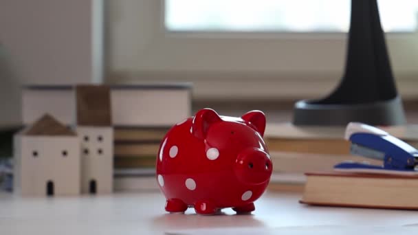 Família Reveza Colocando Dinheiro Banco Porquinho — Vídeo de Stock