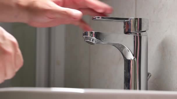 Mann Dreht Waschbecken Das Wasser Auf — Stockvideo
