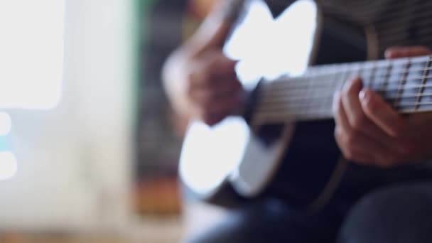 Homem Toca Guitarra Imagem Está Desfocada — Vídeo de Stock