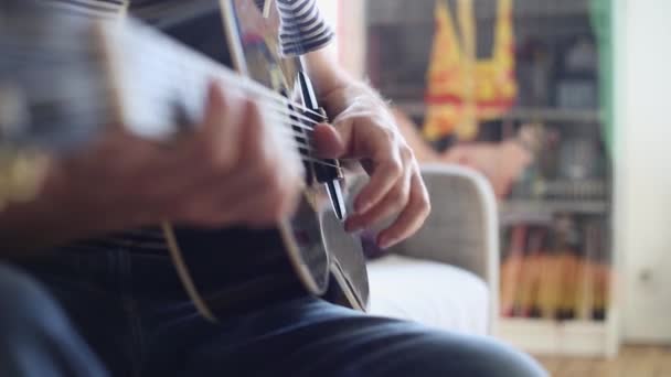 Homme Jouant Guitare Maison — Video