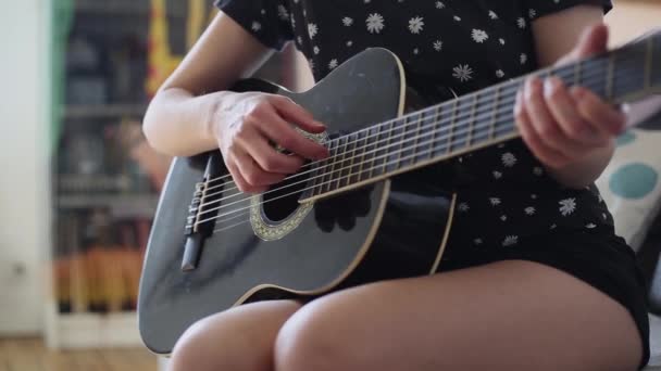 Chica Tocando Guitarra Casa — Vídeos de Stock