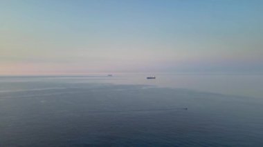 Gemilerle deniz koyunun drone görüntüsü