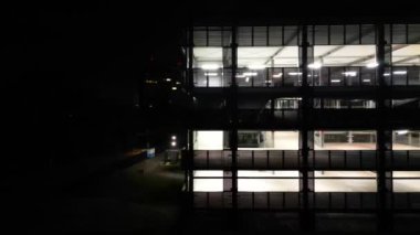 Geceleri çok katlı bir otoparkın insansız hava aracı görüntüsü