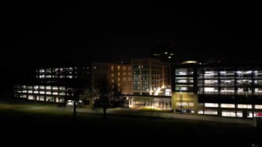 Geceleri çok katlı bir otoparkın insansız hava aracı görüntüsü