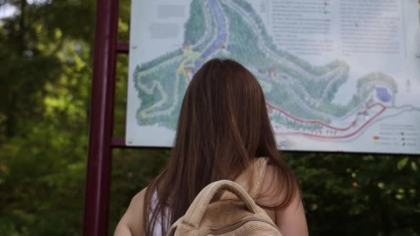 Giovane Donna Guardando Una Mappa Del Parco — Video Stock