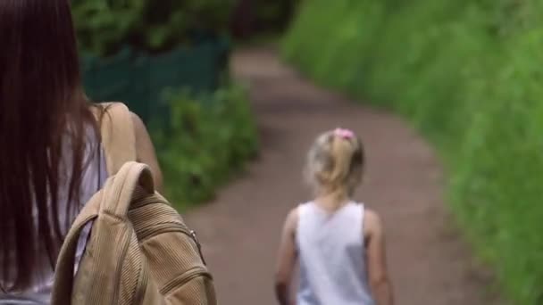 Genç Bir Kadın Doğada Bir Çocukla Yürüyor — Stok video