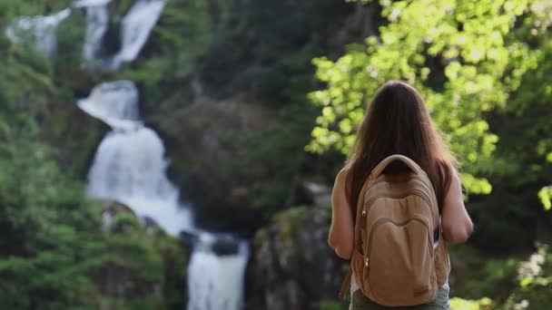 Kobieta Podziwiająca Górski Wodospad — Wideo stockowe