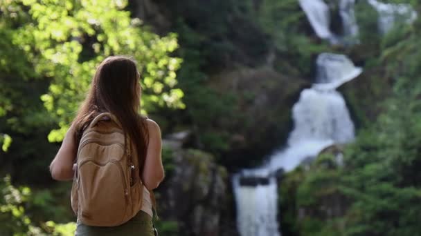 山の滝を賞賛する女性 — ストック動画