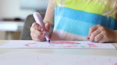 Küçük kız kağıt üzerinde çizer