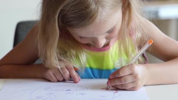 Mała Dziewczynka Rysunek Siedzi Przy Stole — Wideo stockowe
