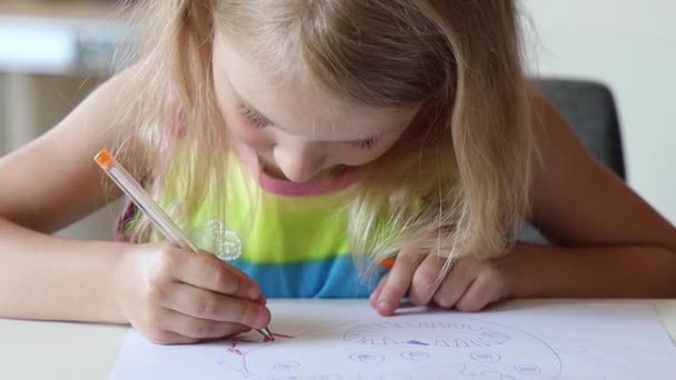 Ένα Κοριτσάκι Ζωγραφίζει Καθισμένο Στο Τραπέζι — Αρχείο Βίντεο