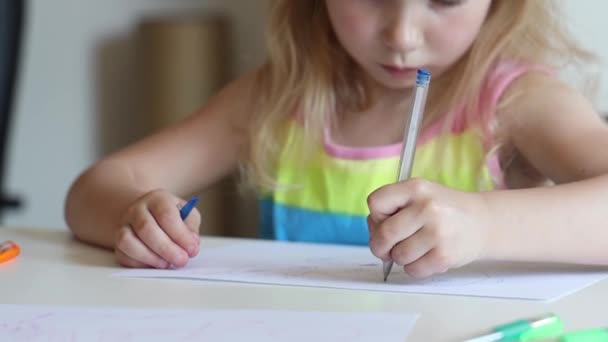 Petite Fille Dessine Sur Papier — Video