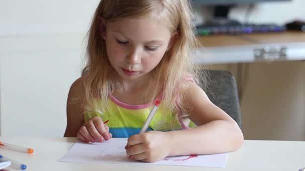 Ένα Κοριτσάκι Ζωγραφίζει Καθισμένο Στο Τραπέζι — Αρχείο Βίντεο