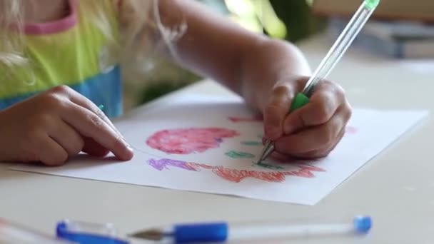小女孩画在纸上 — 图库视频影像