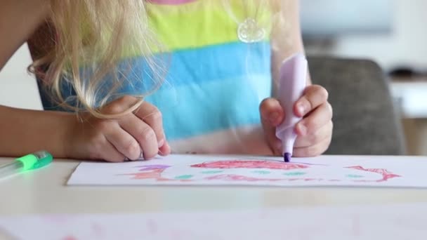 Bambina Disegna Carta — Video Stock