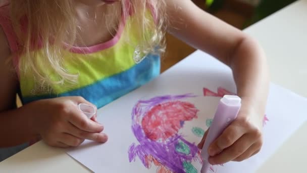 Маленькая Девочка Рисует Бумаге — стоковое видео