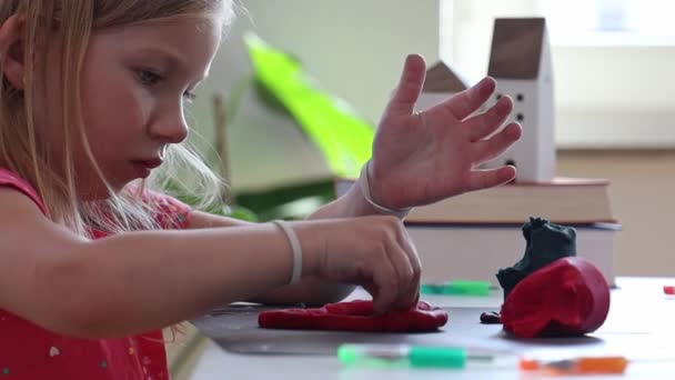 Kleines Mädchen Modelliert Mit Spielteig — Stockvideo