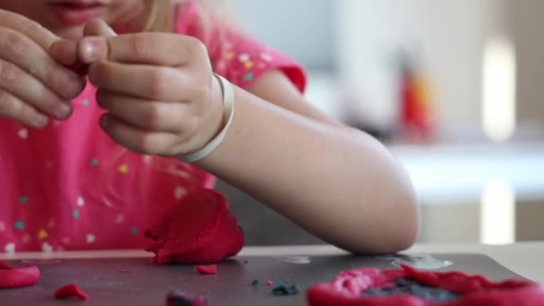 Pequena Menina Esculpe Com Massa Jogo — Vídeo de Stock