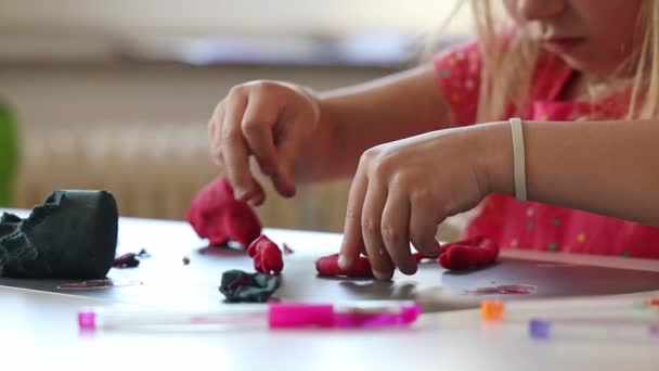 Kleines Mädchen Modelliert Mit Spielteig — Stockvideo
