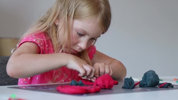 Petite Fille Sculpte Avec Pâte Jouer — Video