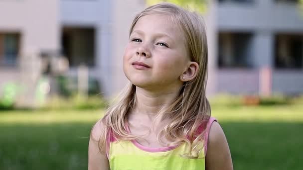 Mała Dziewczynka Sukience Stoi Ulicy — Wideo stockowe