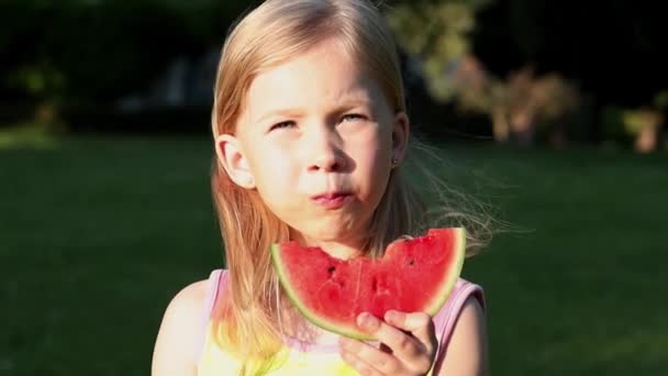 Kleines Mädchen Isst Wassermelone Park — Stockvideo