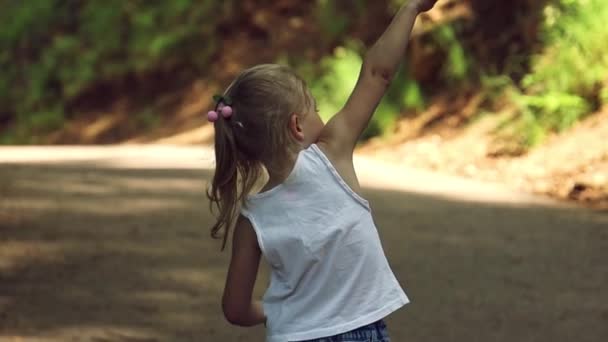 Дівчина Ходить Лісі Чиститься — стокове відео