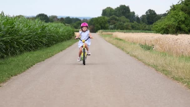 Chica Montando Una Bicicleta Camino Campo — Vídeo de stock