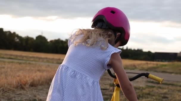 Menina Loira Durante Passeio Bicicleta Campo — Vídeo de Stock